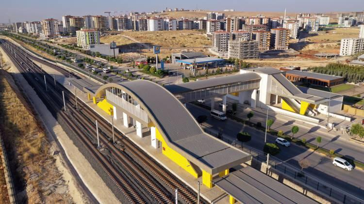 <p><em>Tramvayların yapımı tamamlanana kadar kiralanacak olan tramvaylarla yolcu taşımaya başlayacaklarını anlatan Şahin, şunları kaydetti:</em></p>

<p>"Ulaşım Master Planı'nın bütün uygulama aşaması tamamlandı, paketlendi. Proje kapsamındaki Gaziantep'in metro altyapısı paket olarak hazırlandı, bütün altyapısı tamamlandı. Bu konuda zaten Cumhurbaşkanımız Recep Tayyip Erdoğan'ın geçmişte kente geldiğinde Gaziantep'te 'metroya gideceğiz' diye söz vermişti. İnşallah önümüzdeki yıl yatırım programına alınmasıyla tek gündemimiz metro olacak. Diğerlerini zaten biz yapacak gücümüz var, başlıyoruz ve tamamlıyoruz ama metro kısmıyla çok büyük devlet yatırımı gerekiyor. Gaziantep'te bunu hakkediyor. Bunun da altyapısını tamamladık, önemli olan altyapıydı. Gerisi yatırım programına alınıp, 'bismillah' diyerek başlayacağız."</p>
