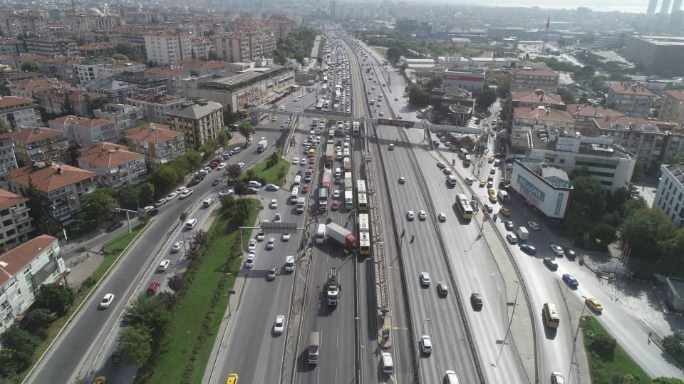 <p>Yaşanan kazadan metrobüs seferleri etkilenmezken, yol üzerindeki bariyerlerde hasar oluştu. Kazaya karışan kamyonun İstanbul Büyükşehir Belediye'sine ait vinçle yoldan kaldırılmasının arından trafik akışı normale döndü.</p>

