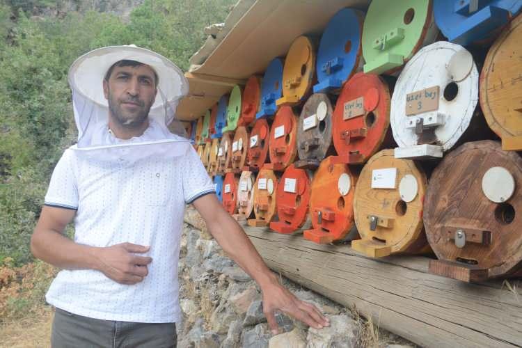 <p>Hizan yaylalarının florasının oldukça zengin olduğuna dikkat çeken Ekinci, “Ortağım Erhan Çetin ile birlikte Hizan ilçesinde arıcılık yapıyoruz. </p>
