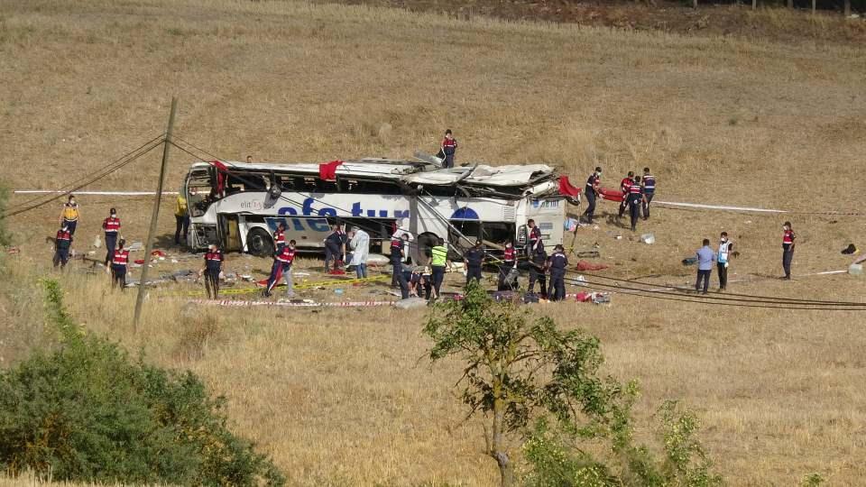 <p>Balıkesir'de yoldan çıkan yolcu otobüsü takla attı. Kaza sonucu 15 kişi hayatını kaybetti, 17 kişi de yaralandı.</p>
