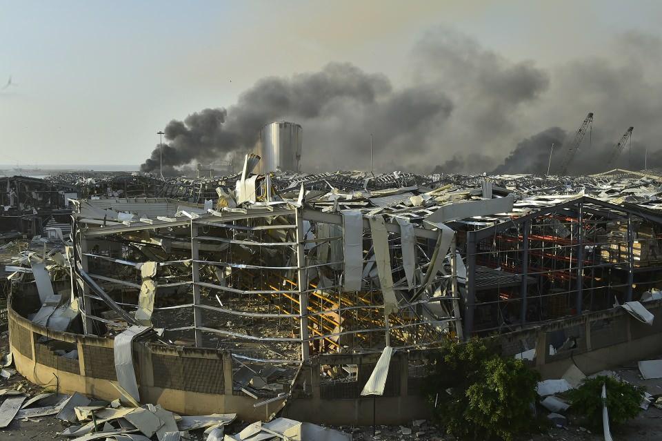 <p>Lübnan Cumhurbaşkanı Mişel Avn, patlamaya 6 yıldır limandaki depoda tutulan 2 bin 750 ton amonyum nitratın yol açtığını söyledi. Patlama, ülkede 15 milyar doların üzerinde hasara yol açtı.</p>

<p> </p>
