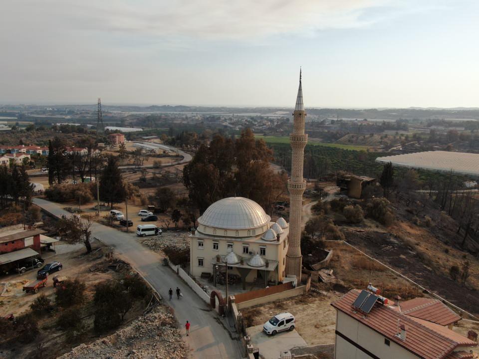 <p> Cumhurbaşkanımız geldi, eskisinden daha güzelini yapacaklarını söyledi. Kendisine teşekkür ederiz” sözlerine yer verdi.</p>
