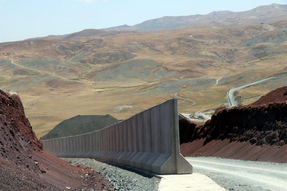 <p>İlçe sınırlarında 63 kilometrelik hatta yapılacak modüler duvar çalışmaları devam ederken, Van Valisi ve Büyükşehir Belediye Başkan Vekili Mehmet Emin Bilmez de yapılan çalışmalar, alınan önlemler ve yaşayan kaçak geçişlerle ilgili açıklamalarda bulundu. </p>
<p> </p>