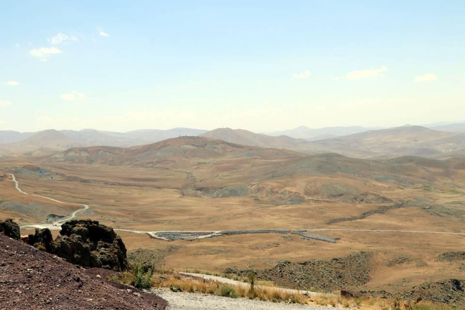 <p>Yasa dışı geçişlerin engellenmesi amacıyla Van'ın Çaldıran ilçesinin İran sınırında başlatılan ve Ağrı'nın Doğubayazıt ile Hakkari'nin Yüksekova hattına kadar uzanan modüler duvar ve akıllı kule çalışmaları yürütülüyor. Beton santrallerinde üretilen 3 metre yüksekliğinde, 2 metre 80 santimetre genişliğinde ve 7 ton ağırlığındaki beton bloklar, iş makineleriyle önceden zemini hazırlanan sınır hattına döşeniyor. </p>