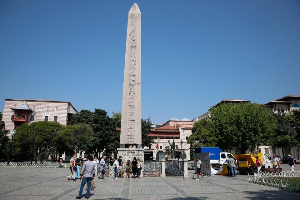 <p> Roma imparatoru II. Constantius MS 357 yılında dikilitaşı, tahtta bulunuşunun 20'inci yılı nedeniyle İskenderiye'ye getirdi.</p>

<p> </p>
