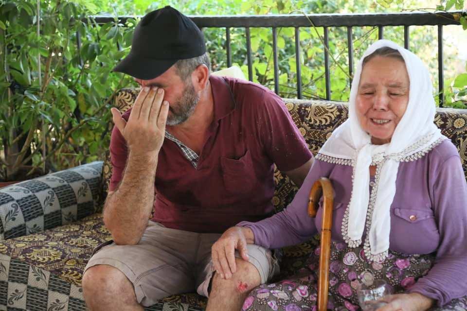 <p>O geceyi anlatan Aysun Yılmaz, kendilerine uzak bölgelerdeki yangınlar nedeniyle uyuyamadığını ve çatıda oturduğunu belirterek, “Çatıda otururken bir araç gördüm, yukarı taraftan geliyordu ve o taraf dağlık, ne işi vardı oralarda bilmiyorum. </p>
