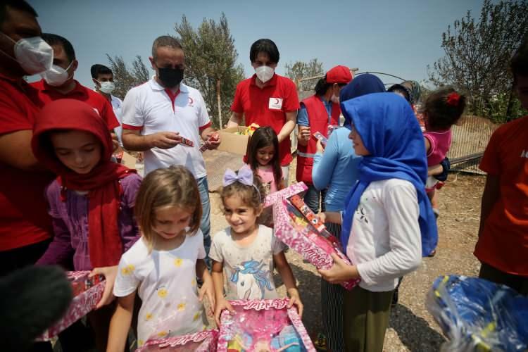 <p>İnsanların yanan bölgelerde hatıralarının olduğuna işaret eden Sezen, "Kuzey Kıbrıs Türk Kızılay, geçtiğimiz günlerde bağış kampanyası başlattı. Bu kampanyada toplanan paraları Türk Kızılay aracığıyla bağışladık. İnşallah bundan sonra da kampanyalarımız devam edecek." dedi.</p>
