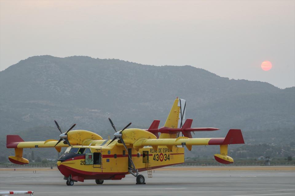 <p>Türkiye'deki orman yangınlarıyla mücadelede sabahın ilk ışıklarıyla havalanan uçak ve helikopterler, gün batımına kadar alevlerle yoğun mücadele veriyor.<br />
 </p>
