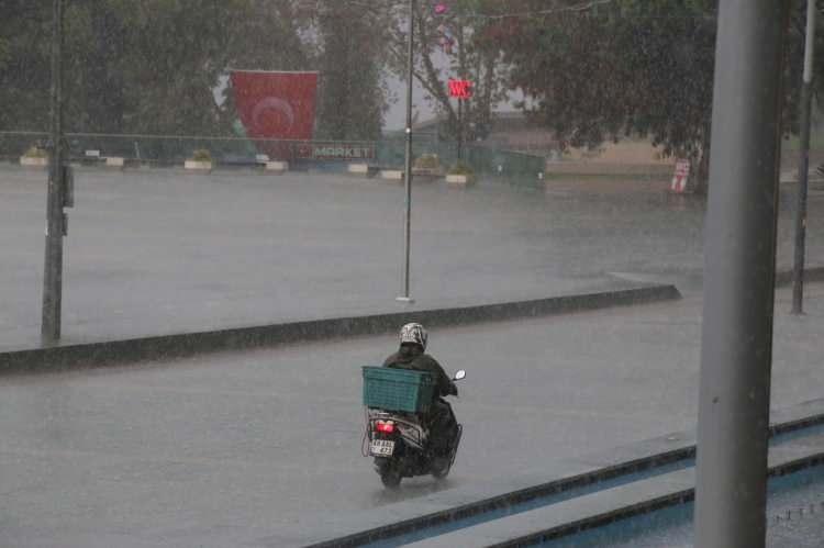 <p>Antalya'da kent merkezinin bazı bölgelerinde sabah saatlerinden itibaren sağanak etkili oldu. İşe giderken yağışa hazırlıksız yakalananlar, otobüs duraklarına sığındı.</p>
