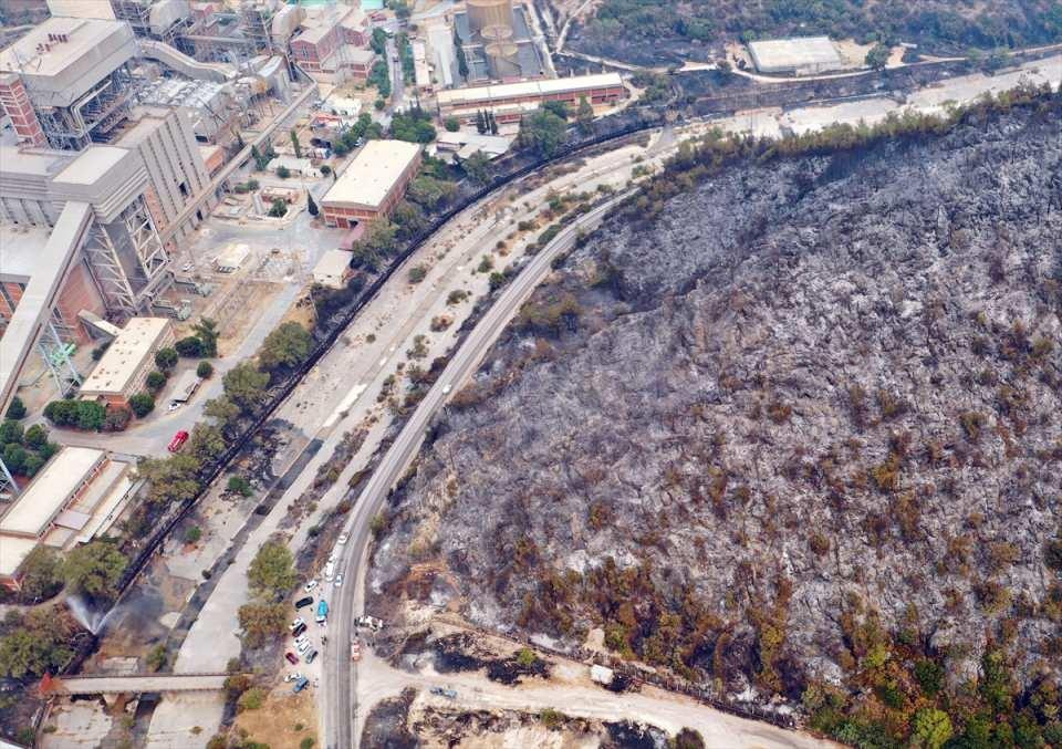 <p>Kemerköy Termik Santrali'nin bahçesini çevreleyen tel örgülere kadar ulaşan yangınla ilgili gece boyunca yoğun mücadele sürdürüldü.</p>
