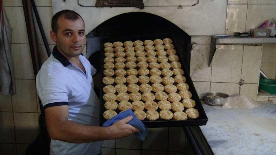 <p>Birbirinden farklı yemekleri ve tatlıları ile Birleşmiş Milletler Eğitim, Bilim ve Kültür Örgütü (UNESCO) tarafından Gastronomi Şehirler Ağı’na dahil edilen Hatay’ın yöresel tadı kömbe, lezzetiyle ve görüntüsüyle her zaman beğeni topluyor.<br />
 </p>
