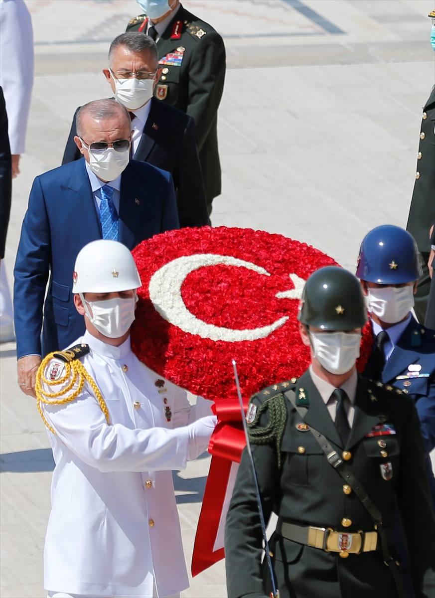<p>Cumhurbaşkanı Erdoğan'ın ay yıldız motifli çelengi Atatürk'ün mozolesine bırakmasının ardından saygı duruşunda bulunuldu, İstiklal Marşı okundu.</p>

<p> </p>
