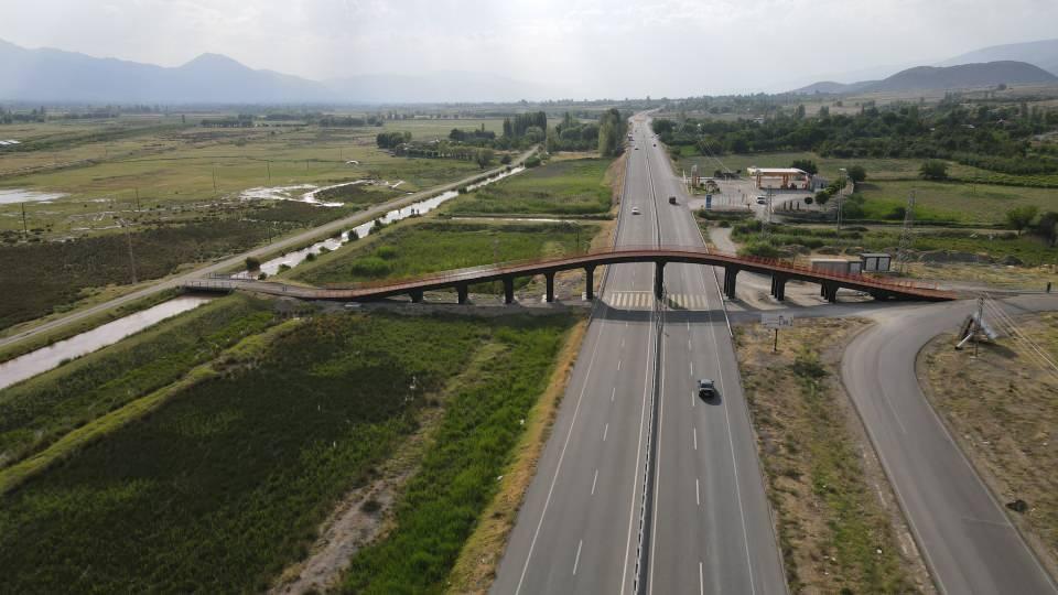 <p>Üst geçidi kullanmaya başlayan besicilerden Yunus Dal ise hayvanlarını kara yolundan karşıya geçirirken önemli kazalar atlattığını, geçidin yapılmasıyla herkes gibi kendisinin de rahat bir nefes aldığını belirtti.</p>