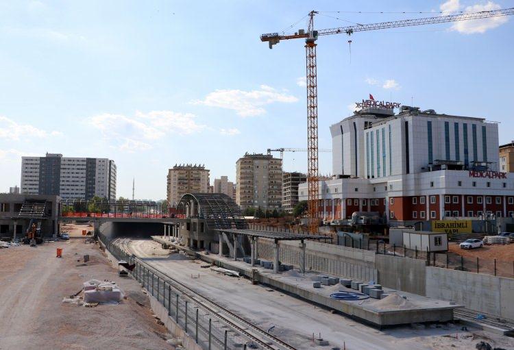 <p>Yaklaşık 4 yıl yoğun mesai harcanan ve belli aşamaya gelen projenin sinyalizasyon ve elektrifikasyon işlerinin yüzde 42'si tamamlandı, 8 elektrikli tren setinin Sakarya'da yapımına devam ediyor.</p>
<p> </p>