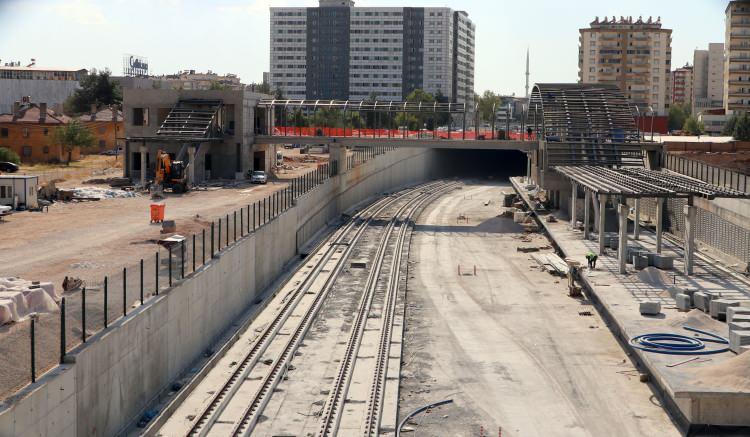 <p><strong>- Tramvayın yapımı Sakarya'da sürüyor</strong></p>

<p>Büyükşehir Belediye Başkanı Fatma Şahin, AA muhabirine, projeyle ilgili çalışmaların hızlı şekilde devam ettiğini söyledi.</p>

<p> </p>
