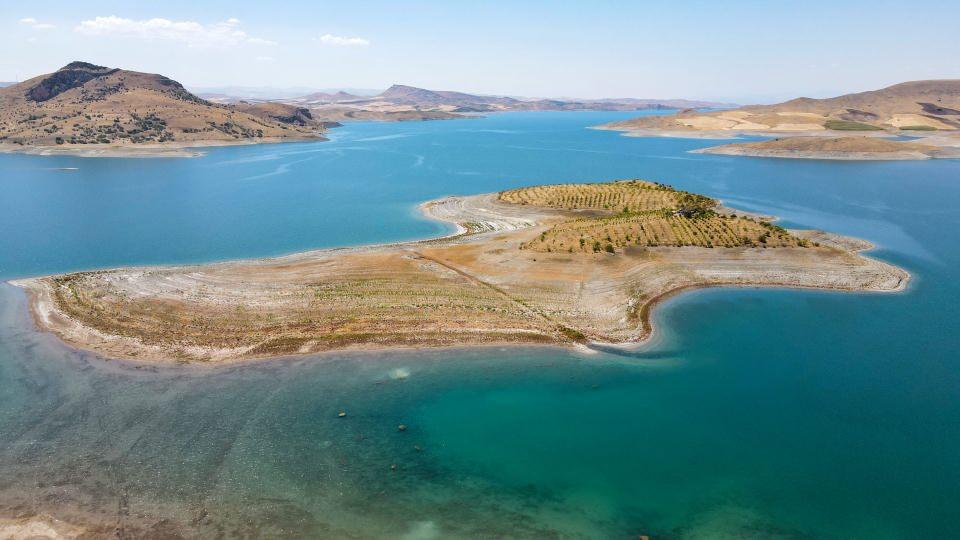 <p>İlerleyen yaşına rağmen özveriyle ağaçların bakım ve sulamasını yapan Abay, yöre sakinlerince roman kahramanı Robinson Crusoe'ye benzetildiği için "Robinson Ziya" olarak tanınıyor.</p>
<p> </p>