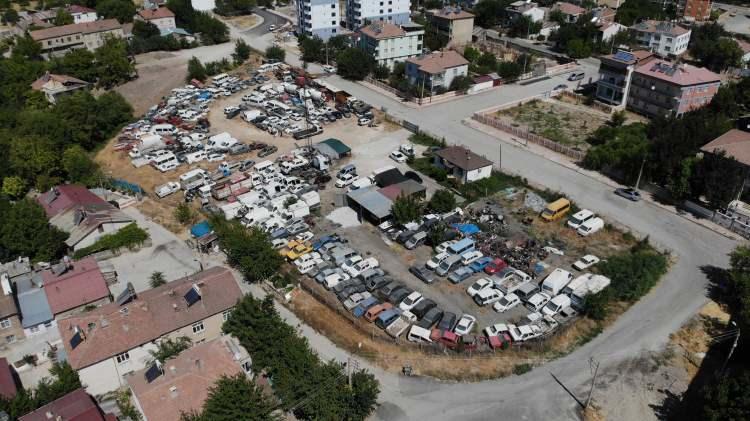 <p>Eksiklerini gideren araçlarını geri alırken, yüzlerce araç ise çürümeye terk ediliyor. Otoparkta lüks araçlardan iş makinelerine yaklaşık 60 milyon değerinde 400 araç bulunuyor. </p>
