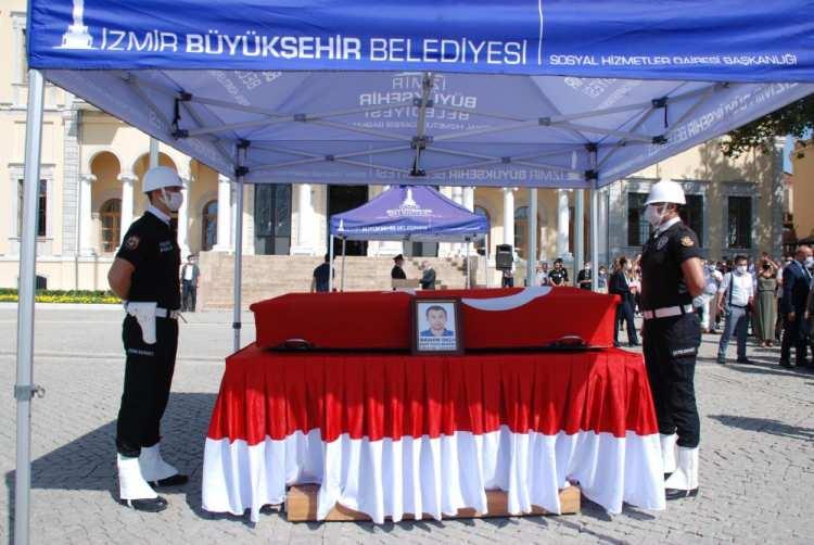 <p>Polis memuru İbrahim Okçu, kaldırıldığı hastanede yapılan tüm müdahalelere rağmen kurtarılamayarak şehit oldu. Komiser yardımcısı Ahmet Ş.’nin ve diğer yaralıların hastanelerde tedavilerinin sürdüğü öğrenildi.</p>
