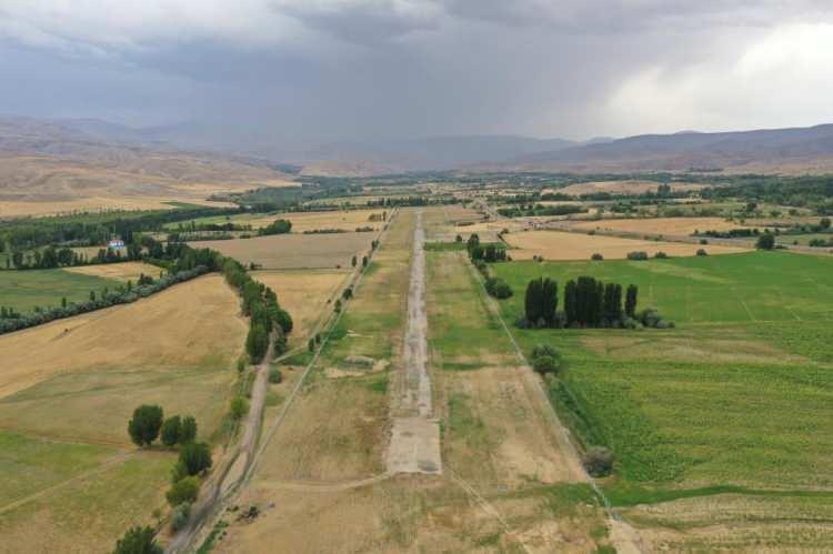 <p>Sivas’ın Divriği ilçesinde Nuri Demirağ tarafından 1936 yılında yapımına başlanan ve 1941 yılında tamamlanarak, kendisi tarafından yapılan ilk yerli ve milli uçağın iniş yaptığı havaalanı özelleştirilmesinin ardından meraya dönüşmüştü.</p>
