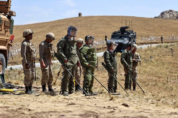 <p>Yine polis özel harekat 35 timlik 750 kişilik ekibini, 50 zırhlı araçla Çaldıran ve Saray ilçelerindeki sınır birliklerine destek amaçlı gönderdi. </p>