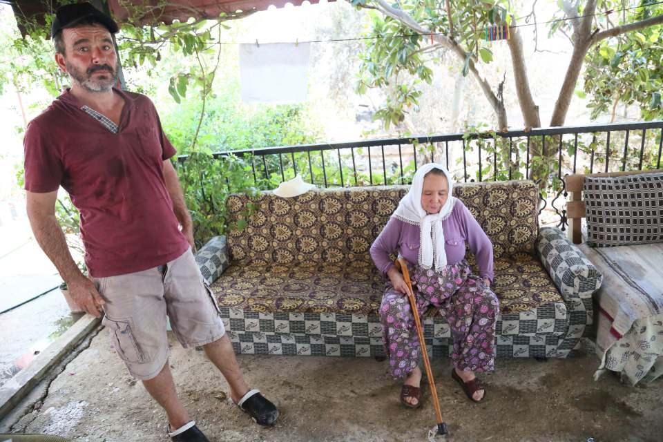 <p>“Ben aşağıda, bunlar yukarıda yatıyordu, gelin geldi, 'Kalk ana, sen şimdi dumandan öleceksin' dedi. Yukarı beni çıkardı. Sonra 'Ana kaçalım, yanımıza kadar geldi ateş' dedi. Aşağıya indim, 500 lira kadar param vardı, kavradım ama alamadım. Oğlum, 'Ana parayı düşünme' dedi. Vardım, çocuk koyunların yanına girdi. 'Ana, sen yavaşça adımla, yetiştim ardından' dedi. Kavağın yanına kadar indim. Çocuk sonra yetişti ve sırtına bindirdi, aşağı kadar sırtında götürdü. Giderken 'Atıver oğlum beni' dedim. 'Ölürüm ana seni bırakmam' dedi. 'Kuzum canın çıktı, at beni' diye bağırdım, 'Ana hiç boşuna konuşma ben seni atmam' dedi. Sonra bir taksi geçiyordu, ona bindirdiler beni."</p>
