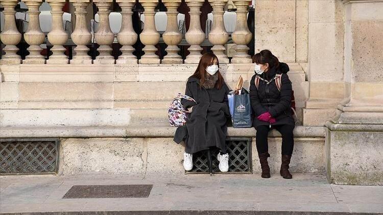 <p>Buna göre, baş ağrısı, boğaz ağrısı ve burun akıntısının artık en çok bildirilen Kovid-19 semptomları olduğu açıklandı. 40'lı yaşların altındakilerde baş ağrısı (%66), boğaz ağrısı (%53), burun akıntısı (%49) ve ateş (%42), oranında görüldü.</p>
<p> </p>