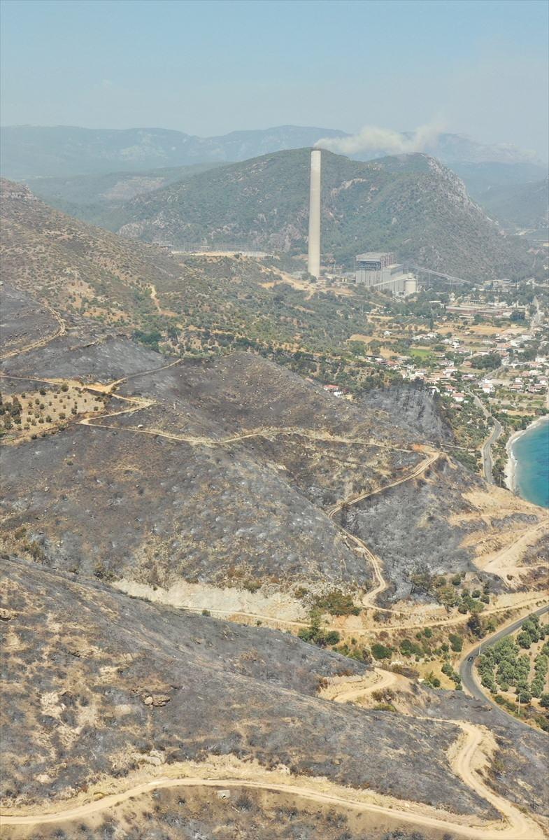 <p>Kemerköy Termik Santrali'ne yaklaşık 400 metre kadar yaklaşan yangın drone ile havadan görüntülendi.</p>
<p> </p>