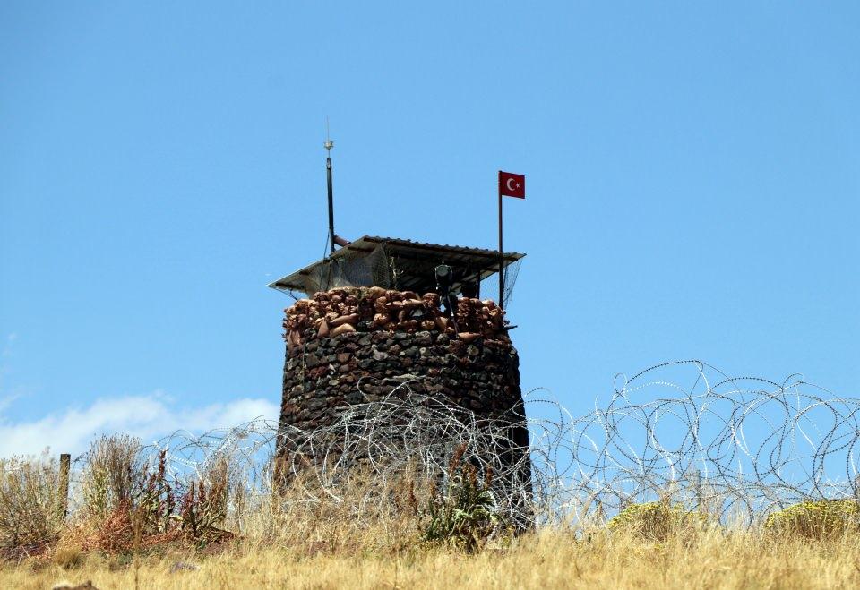 <p><strong>SINIRDA 3 TERÖRİST ETKİSİZ HALE GETİRİLDİ</strong></p>
<p>Vali Bilmez, sınır hattında devriye gezen özel harekat polisi ile sınırı geçmeye çalışan teröristler arasında 4 gün önce çıkan çatışmada, 3 teröristin etkisiz hale getirildiğini söyledi. </p>
<p>Bilmez, şöyle devam etti:</p>
<p>"Yani hem orada çalışan firmaların güvenliğini sağlıyor hem sınırdan geçişleri önlemeye çalışıyor, terörle mücadele görevi icra etmeye çalışıyor. Sayın İçişleri Bakanımızın en son ziyaretinde sınır köylerinde geçişleri engellemek amacıyla 500 güvenlik korucusu istihdamı için bize kadro verildi. İlana çıkıldı. Merkezdeki şok evler dediğimiz göçmenlerin ilk etapta tutulduğu evleri tespit edip, yıkmaya çalışıyoruz. Şimdiye kadar tespit ettiğimiz 16 ev yıkıldı. Organizatörlere ciddi işlem yapılıyor. Bu sene bizim işlem yaptığımız organizatör sayısı 900'den fazla oldu. Bunların yarısından fazlası tutuklandı. Çünkü geçen yıl bu suçlar, katalog suçlar kapsamına alındı. Daha önce tutuklama az çıkıyordu. Ama cezalar caydırıcı olmadığı için insanları bu suçu işlemekten alıkoymuyor. Çünkü bir kişinin ceza almasıyla, tahliye olması hemen hemen aynı ana denk gelmekte. Onun için bu cezaların daha caydırıcı hale gelmesi gerekiyor. Şu an jandarmamız, polisimiz, sınır birliğimiz, korucularımız uyum içinde 7/24 esasına göre sınırda görev yapmakta. Bir taraftan göçmen kaçakçılığıyla ilgili mücadele devam ederken, İHA ve SİHA'dan da en düzeyde yararlanmaktayız. Bölgeye takviye için zırhlı araçlarımızın hepsinde termal kameralar da var. Van Gölü etrafında teknelerle kaçak göçmen taşınmaya karşı da yaklaşık 200 korucumuz belirli noktalarda 24 saat esasına göre nöbet tutmakta. Onun için sınırı namus bilinciyle korumak için bütün birimlerimiz koordinasyon içerisinde çalışmaktadır. Düzensiz göçmenler geçen sene en çok Çaldıran'da geçiş yapıyordu. Burayı biz tutmaya başlayınca Özalp'a kaydılar. Özalp'ı sıkıştırınca Başkale tarafını kullanıyorlar. Kaçak göçmenler İHA ve SİHA'lara yakalanmamak için yağışlı ve sisli anları daha çok değerlendirmeye çalışıyorlar. Biz de ona göre önlemleri alıyoruz. Son olarak Çaldıran'da yakalanan 300 kaçak göçmen, Geri Gönderme Merkezine teslim edildi. "</p>