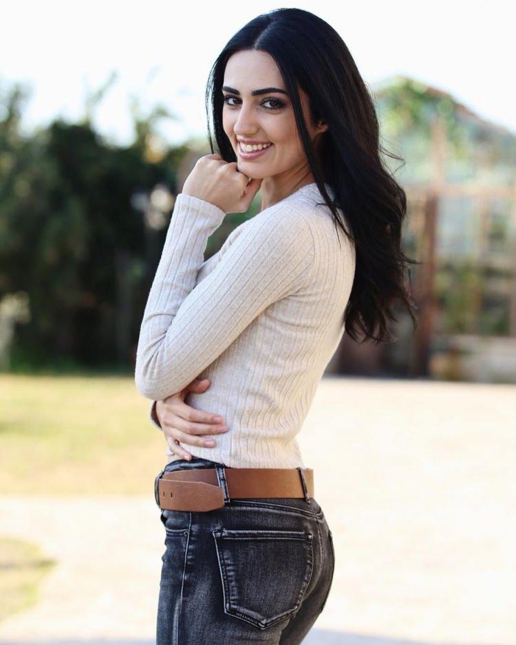 <p><span style="color:#EE82EE"><strong>Hayatı bir anda değişen Gen&ccedil;, oyunculuk akademisinde derslere başladı. Vahide Per&ccedil;in'in de kadrosunda olduğu Bir Zamanlar &Ccedil;ukurova dizisinde yer aldı.&nbsp;</strong></span></p>
