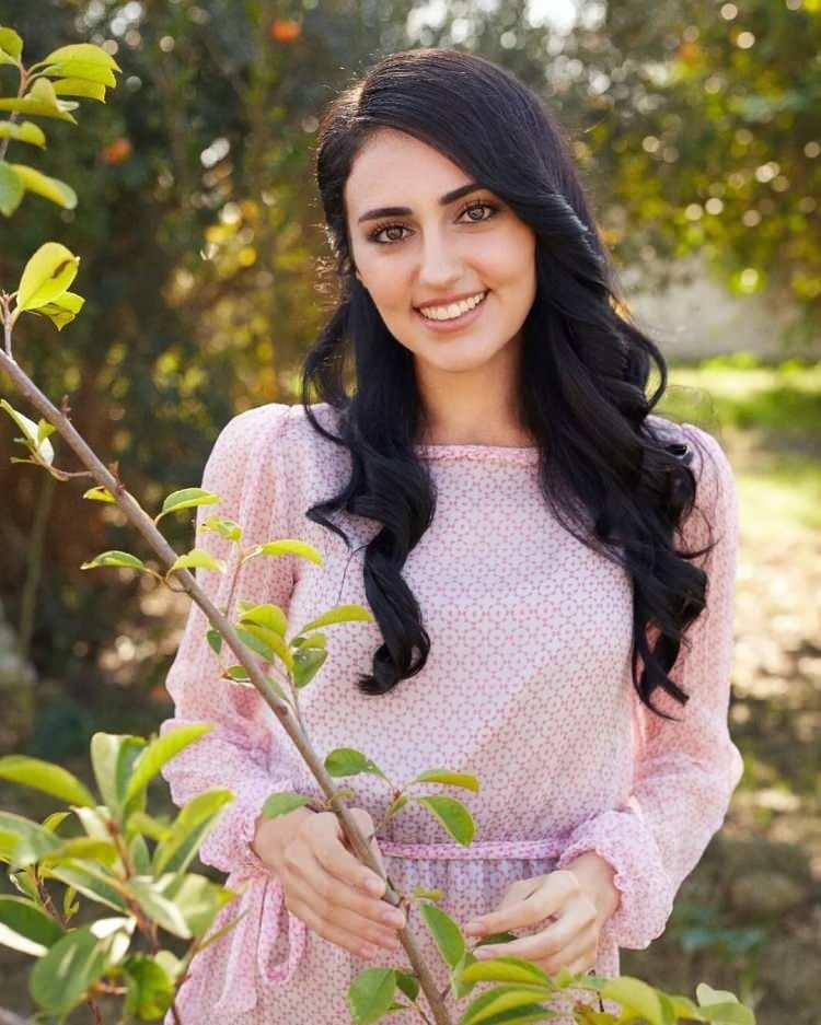 <p><span style="color:#EE82EE"><strong>G&uuml;zelliğinin yanı sıra oyunculuğundaki başarısıyla da adından s&ouml;z ettirdi. Kısa s&uuml;rede yıldızı parlayan Gen&ccedil;'in İranlı oyuncu&nbsp;Golshifteh Ferahani'ye olan benzerliği hayranlarının dikkatini &ccedil;ekti. İkiz kadar benzeyen Gen&ccedil; ve Ferrahani arasında tam 10 yaş fark var.&nbsp;</strong></span></p>
