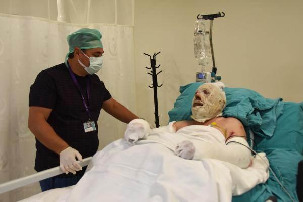 <p>Denizli Devlet Hastanesi’ne kaldırılan Kozakbaş, daha sonra vücudundaki ciddi yanıklar nedeniyle Eskişehir Şehir Hastanesi’ne sevk edilerek yanık tedavi merkezine alındı. Yapılan incelemede alevlerin arasında kalan ormancı Kozakbaş’ın yüzde 40 oranında ve 3'üncü derece yanıklar olduğu tespit edildi. Şehir Hastanesi’nde 2 kez ameliyata alınan Yaşar Kozakbaş’ın tedavisi sürüyor.</p>