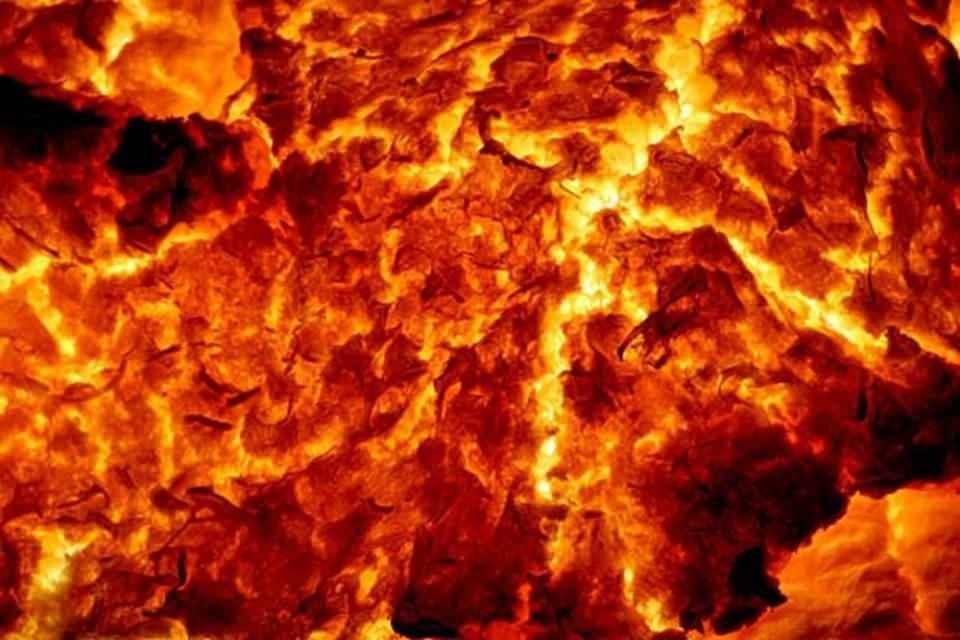 <p>Sonuç olarak, 400 santigrat dereceye yakın sıcaklıklarda bugün de yanmaya devam eden devasa bir ateş olan “Cehennem kapısını” açtılar. Şimdiye kadar hiçbir bilim insanı kraterin ne zaman kapanacağını ve nasıl etkilere yol açabileceğini kesin olarak tahmin edemedi. Türkmenistan'ın krater yakınındaki küçük bir köy olan Darvazs'nın halkı tahliye edildi.</p>