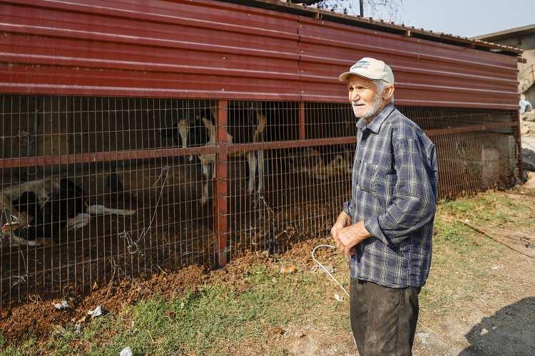 <p>Antalya'daki orman yangınında yanan evinin bir odasında yaşayan çiftin yeni konutunun temeli, Çevre ve Şehircilik Bakanı Murat Kurum'un talimatıyla vakit kaybedilmeden atıldı.</p>
