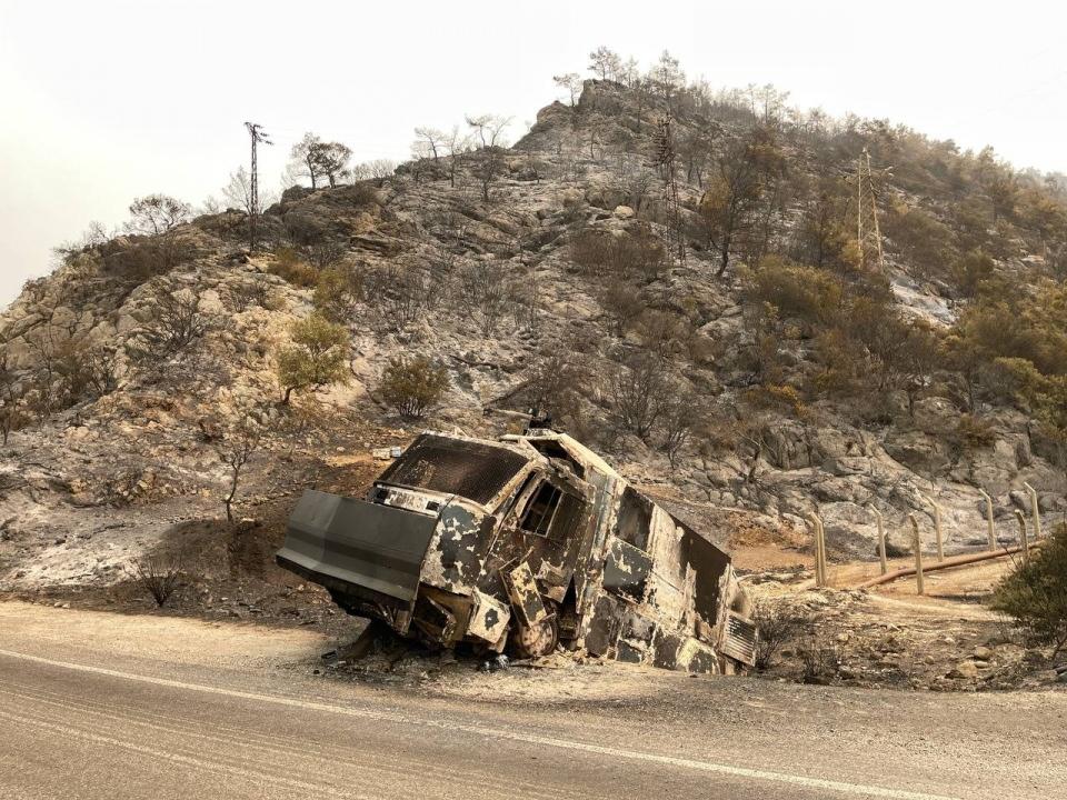 <p>Dün gece boşaltılan Termik Santral ve çevresindeki acı tablo gün ağarınca daha net ortaya çıktı. Alevlerin termik santrale sıçramasından sonra bölgeye çok sayıda itfaiye ve iş makinası sevk edilmişti. </p>
