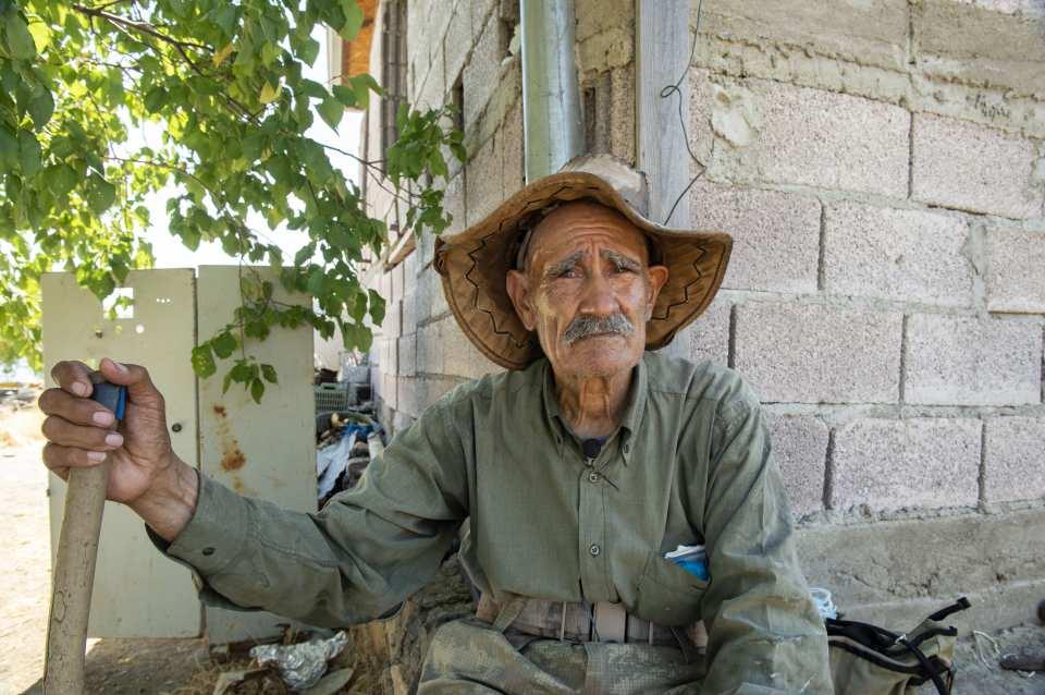<p>Yıllar önce ölen eşinin anısına diktiği binlerce ağaçla yeşillendirdiği Keban Baraj Gölü'ndeki adada hayatını sürdüren Tuncelili Ziya Abay, Türkiye'nin birçok noktasında yanan ormanlar için büyük üzüntü duyuyor.</p>
<p> </p>
