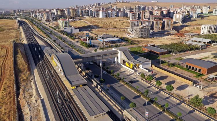 <p>GAZİRAY'da kullanılacak tramvayların rengini ve modelini yapılan anketlerle Gazianteplilerin belirlediğini ifade eden Şahin, "Tramvaylarımızın yapımı Sakarya'da hızla devam edi. Yıl sonunda altyapıyı 25 Aralık Mahallesi'nin oraya kadar yetiştirmeye çalışıyoruz. </p>
