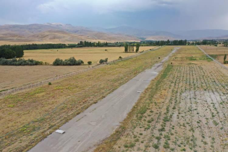 <p>200 dönümlük arazi üzerine yapılan havaalanında yenileme çalışmaları hummalı bir şekilde devam ediyor. Sivas Valisi Salih Ayhan ve Ak Parti Milletvekili İsmet Yılmaz alanda incelemelerde bulunarak, proje hakkında bilgi aldı.</p>