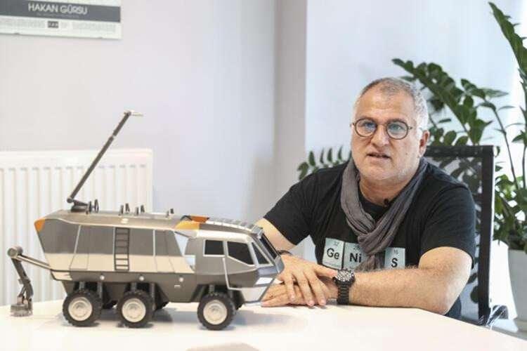 <p>Ortadoğu Teknik Üniversitesi (ODTÜ) Öğretim Üyesi ve tasarımcı Doç. Dr. Hakan Gürsu, dünyada orman yangınlarının artması nedeniyle on yıl önce ekibiyle yangınlarla susuz mücadele edecek bir araç tasarladı.</p>
