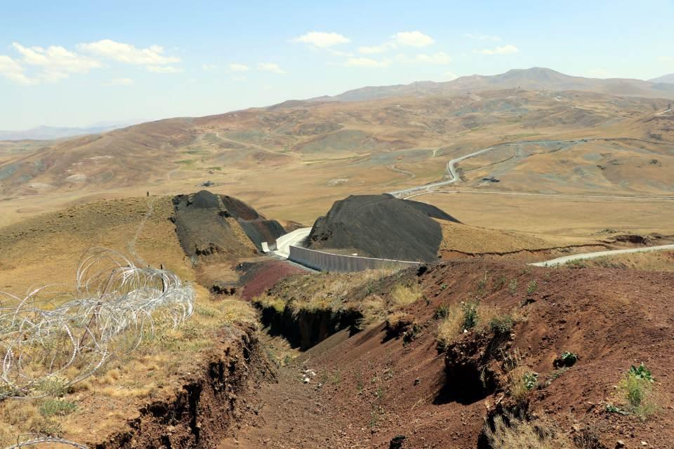 <p>Ayrıca sınır hattında Kara Kuvvetlerine mensup askerlerimiz nöbet tutmakta, devriye gezmekte, oradaki kule ve karakol sayısını arttırmaya çalışmakta. Bu yılki hassasiyetten dolayı da iki keşif birliği, iki de komando birliği ilave gönderildi zırhlı araçlarıyla birlikte. Arka hattında jandarma devriye geziyor, nöbet tutuyor. Bu sene onlara ilave 750 özel harekat polisi 35 tim ve 50 zırhlı aracıyla onlar da geldiler, bölgede görev yapmakta" dedi.</p>
<p> </p>