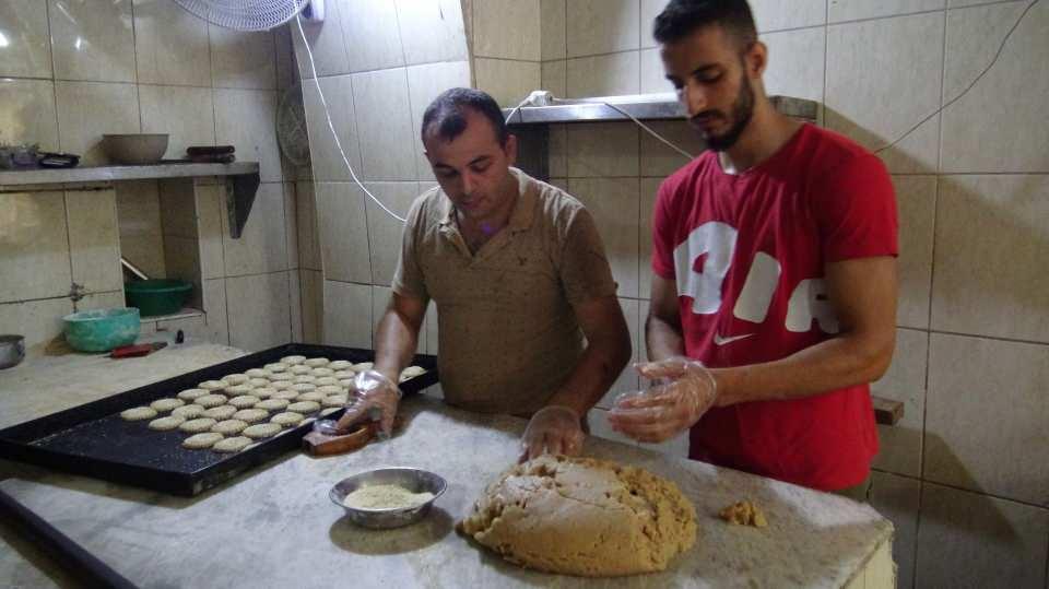 <p>amurları teker teker yine Antakya’nın özel pasta kalıplarına kara tepsilere dizerek taş fırına pişmesi için yerleştiriyoruz. </p>
