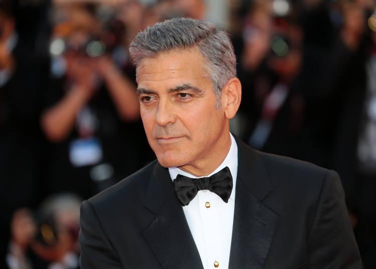 <p><strong>Geçtiğimiz hafta İtalya'da etkili olan şiddetli yağış nedeniyle birçok yerleşim yeri sular altında kaldı. Bunlardan biri de Hollywood yıldızı George Clooney oldu. Clooney'in tarihi malikanesi de sular altında kaldı. Mahallesinden ayrılmayan Clooney, mahalledeki vatandaşların da evlerini temizledi. Bu hareketiyle taktir topladı. </strong></p>
