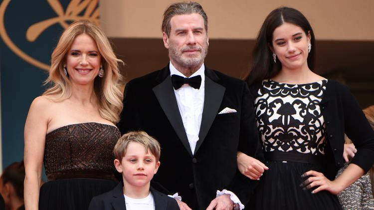 <p><strong>İki acının üstüne Hollywood yıldızı çocuklarına sımsıkı sarıldı. Özellikle kızı Ella tıpkı anne ve babası gibi oyuncu olmuştu. </strong></p>