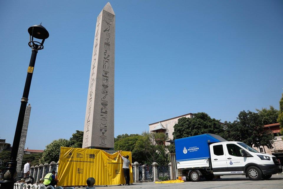 <p>MS 390 yılında imparator I. Theodosius ise dikilitaşı gemi ile İstanbul'a getirerek Sultanahmet Meydanı'na diktirdi. </p>