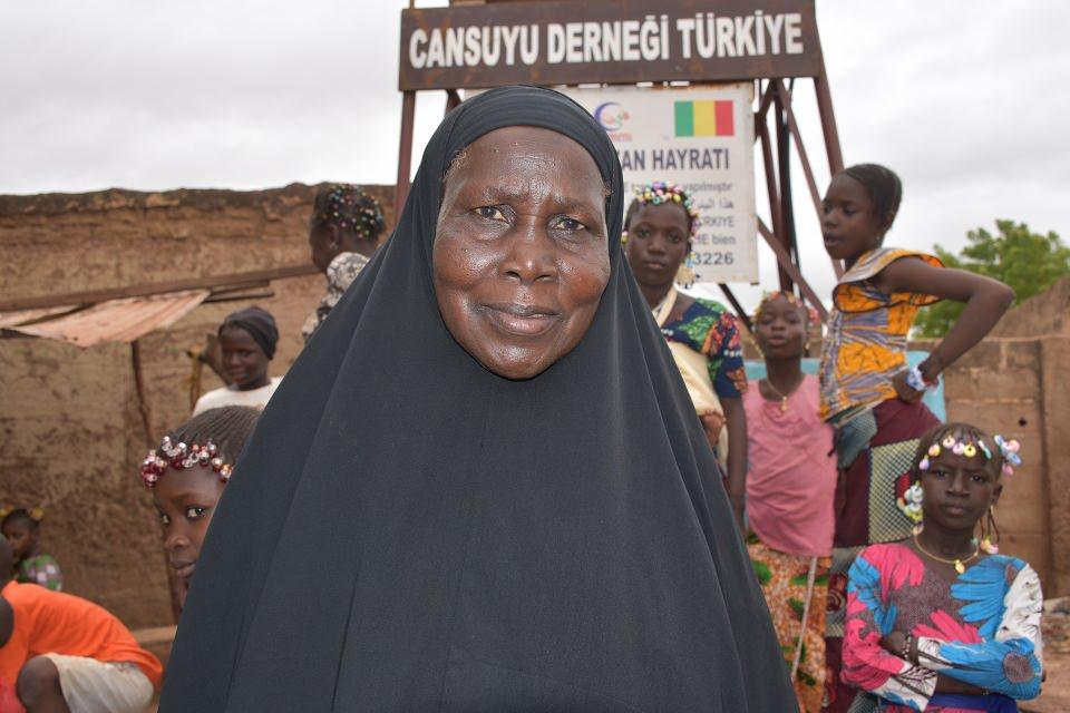 <p>Mali'de yağış dönemi bittiğinde vatandaşların çok ciddi su sıkıntısı çektiğine işaret eden Gürtoklu, bölge halkının uzak bölgelerdeki su kuyularından hayvan ve insan gücü ile su taşıdığını aktardı.<br />
</p>