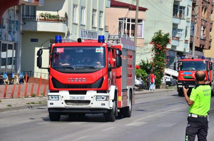 <p>Bir an önce yangın bölgesine ulaşmak için durmadan yola devam edeceklerini belirten Bağışov, "Biz yangınların söndürülmesine hazırız. Tüm alet edevatımızı yanımıza aldık. Tecrübeli meslektaşlarımızla yangınların söndürülmesi için celp olduk. Biz kardeş Türkiye'mizin yanındayız. Her zaman her şeyde Türkiye'nin yanında olacağız. Sağ olsun Türkiye." diye konuştu.</p>
