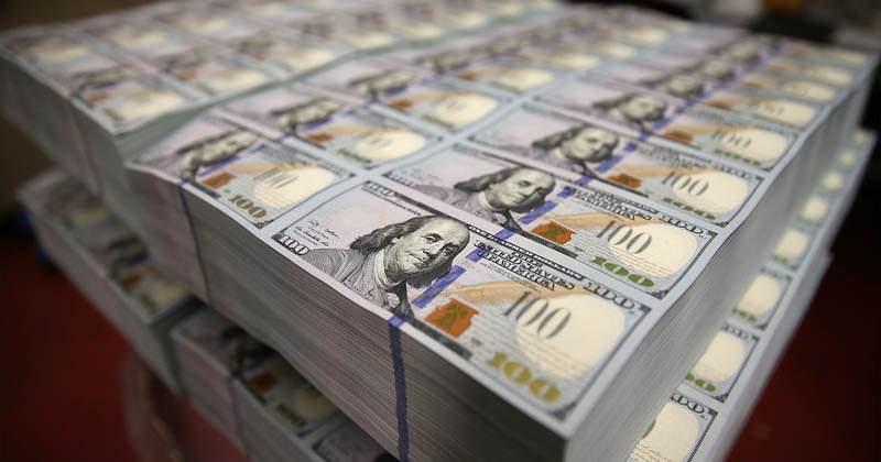 <p>Dünyanın en zenginleri listesinin en üst sırası el değiştirdi.  Fransız moda devi, son 24 saatte servetine 17 milyar dolar katarak dünyanın en zengin kişisi oldu. L'Oreal’in sahibi Francoise Bettencourt Meyers ise, en zengin 10 kişi içerisinde yer alan tek kadın oldu. İşte dünyanın en zengin 10 kişisi ve servetleri...</p>

<p> </p>

