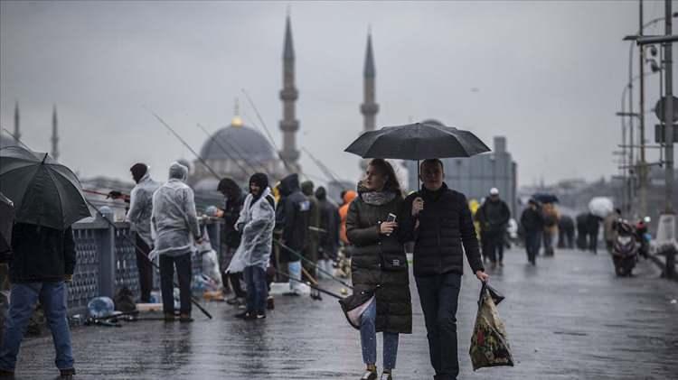 <p><strong>İstanbul Valiliği İstanbul'da beklenen yağışla ilgili uyarıda bulundu. </strong></p>
<p><strong>Yapılan açıklama şöyle:</strong></p>
<p>"Bugün (Cumartesi) sabah saatlerinden itibaren Marmara’nın doğusunda Sakarya, Kocaeli, Yalova ile İstanbul’un doğusunda (Beykoz, Şile, Çekmeköy, Sancaktepe, Pendik, Tuzla, Sultanbeyli çevreleri) beklenen sağanak ve gök gürültülü sağanak yağışların yerel kuvvetli (21-50 kg/m2), Kocaeli ve Sakarya çevrelerinde ise yer yer çok kuvvetli (51-75 kg/m2) olması bekleniyor.</p>