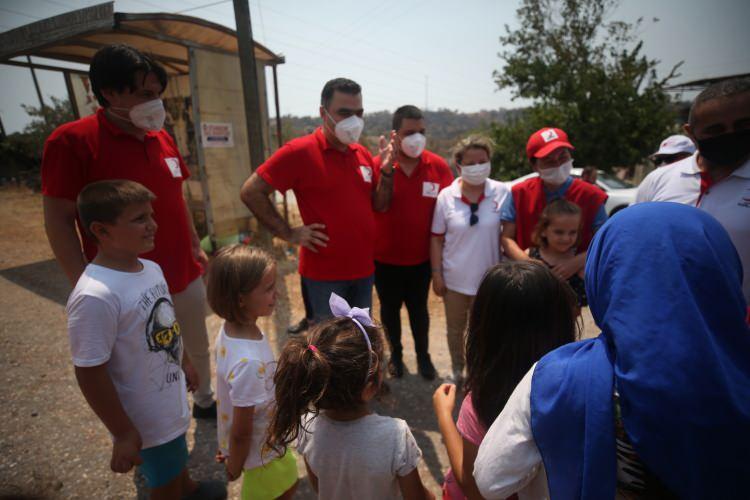 <p>Türkiye'de yürütülen orman yangınlarıyla mücadeleye destek olmak için Antalya'ya gelen Kuzey Kıbrıs Türk Kızılay heyeti, mağdurlara yardım ulaştırmanın yanı sıra hediye oyuncaklarla da çocukları sevindirdi.</p>
