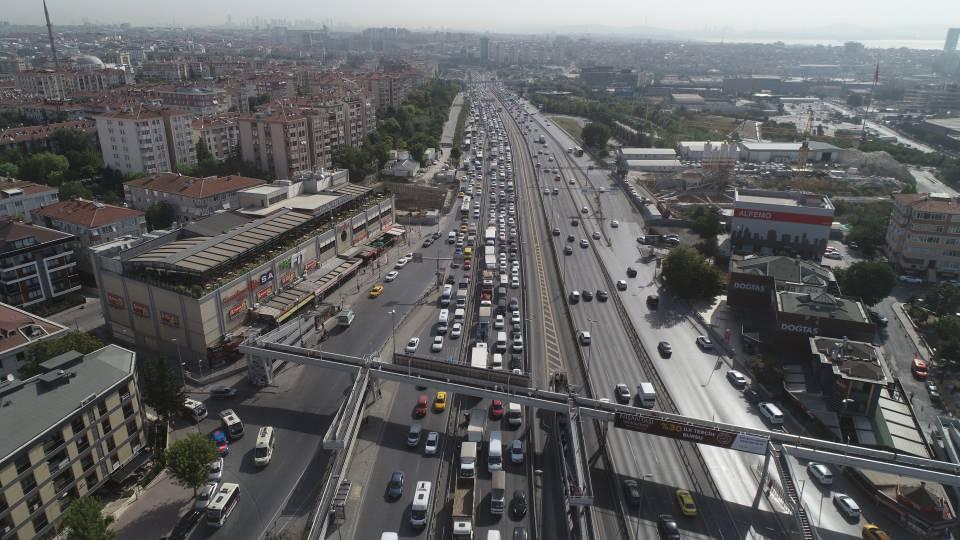 <p> Amir Mahmudov'un durumunun iyi olduğu öğrenildi. Kaza nedeniyle D-100 Karayolu'nda uzun araç kuyrukları oluştu. </p>