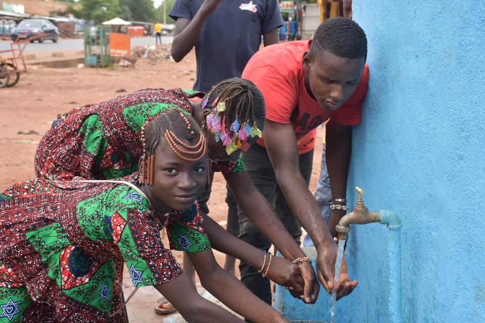 <p>Ekipler bu kapsamda, 2014-2019 yılları arasında Gana'da 450, 2019-2021 yılları arasında da Mali'de 252 su kuyusunun açılışını gerçekleştirdi.<br />
 </p>
